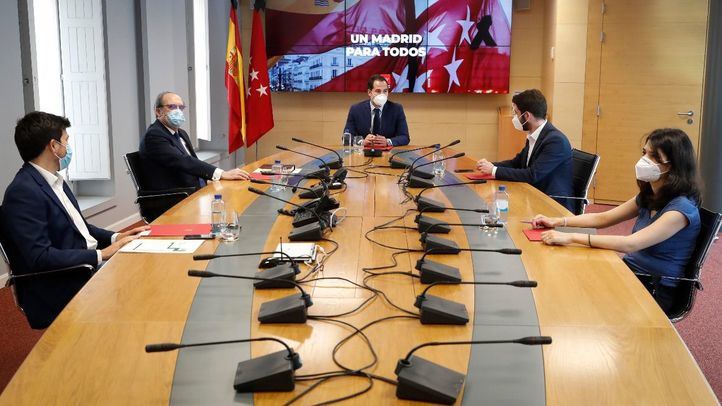 Ignacio Aguado preside la reunión con la oposición para la reconstrucción.