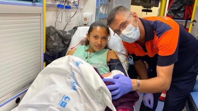 La joven, tras dar a luz en el domicilio.