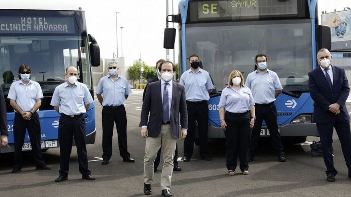 El delegado del Área de Medio Ambiente y Movilidad de Madrid, Borja Carabante, junto con el director gerente de la EMT, Alfonso Sánchez, agradece a los voluntarios de la Empresa Municipal de Transportes la labor realizada durante la crisis sanitaria.