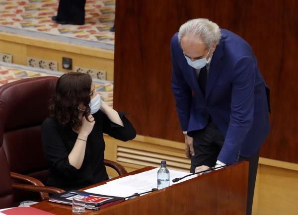 Isabel Díaz Ayuso y Enrique Ruiz-Escudero durante el Pleno especial de la Asamblea por la crisis sanitaria del Covid-19
