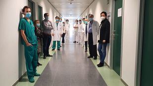 Doctor José María Aguado, jefe de la Unidad de Enfermedades Infecciosas del Hospital Universitario 12 de octubre, junto a otros profesionales de su hospital