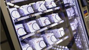 Renfe instala máquinas expendedoras de mascarillas e hidrogel en estaciones de Cercanías