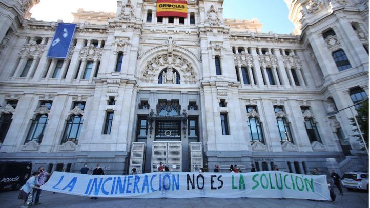 Asociaciones vecinales reclaman el cierra de la incineradora de Valdemingómez en CIbeles.