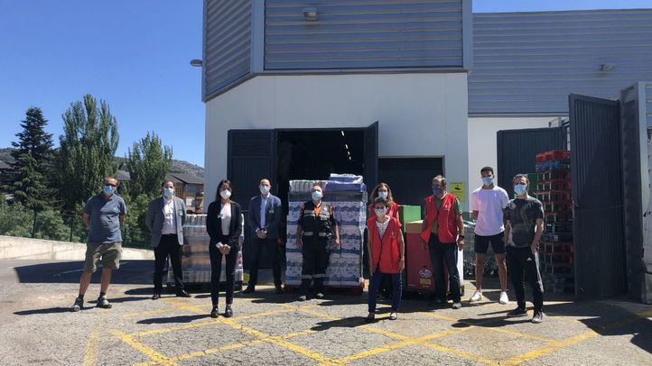 Responsables de Cáritas Parroquia San Miguel Arcángel y de Mercadona durante la entrega.