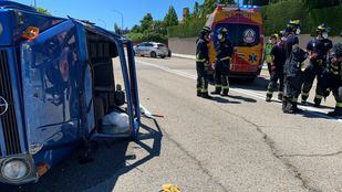 El vehículo, volcado en la calle.