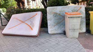 El caso de los colchones abandonados por las calles de Madrid