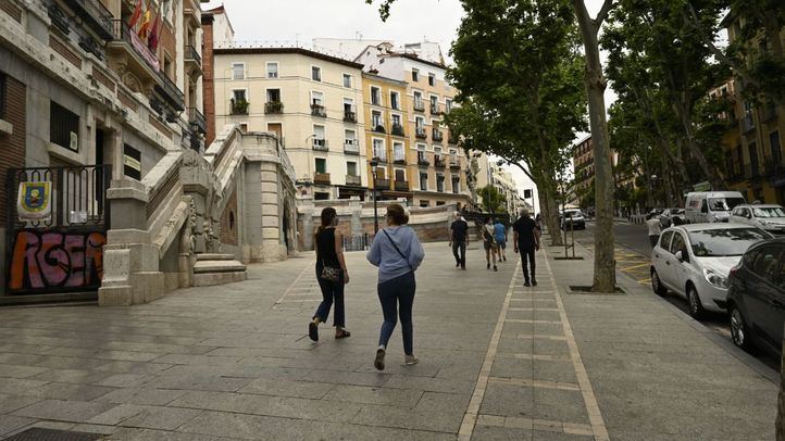 Personas paseando por la zona del Rastro