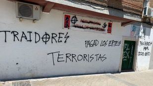 La sede del PSOE en Villa de Vallecas amanece con pintadas y mensajes como "terroristas" y "traidores"