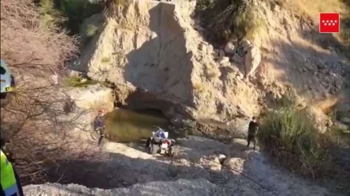 Los dos jóvenes se precipitaron por un terraplén hasta la balsa