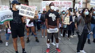 Multitud de manifestantes claman contra el racismo ante la embajada de EE.UU. en Madrid