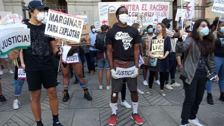 Multitud de manifestantes claman contra el racismo ante la embajada de EE.UU. en Madrid