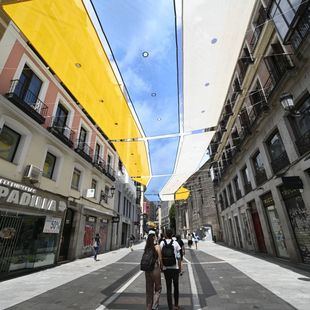 Vuelven los parasoles al eje comercial de Preciados