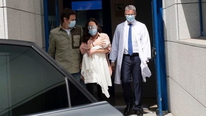 Malú y Albert Rivera con su bebé a la salida del hospital