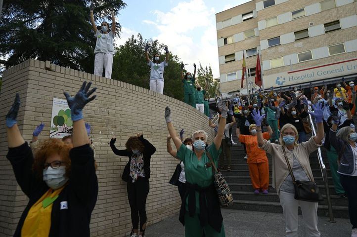 Los trabajadores del Hospital Gregorio Marañon se concentran en la puerta.