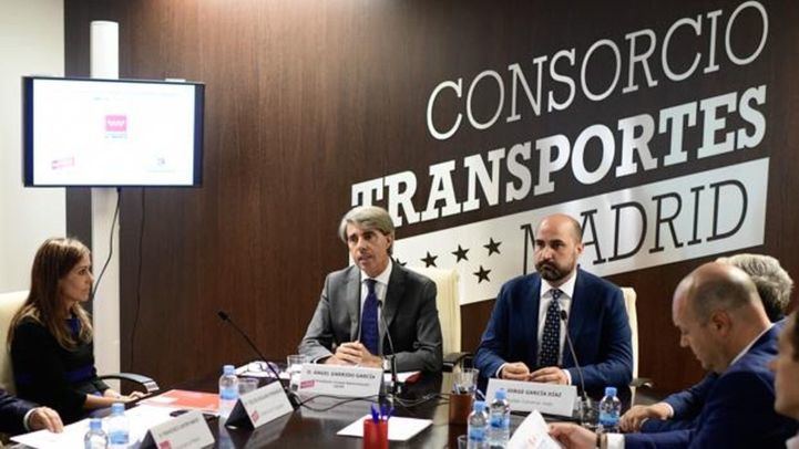 Silvia Roldán junto al consejero de Transportes, Ángel Garrido, y el alcalde de Colmenar, Jorge García.