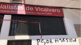 Aparecen pintadas en La Casa del Pueblo socialista de Vicálvaro con el mensaje de 'PSOE asesino'