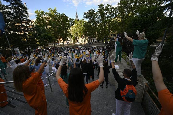 Los trabajadores del Hospital Gregorio Marañon de todos los sectores se concentran en la puerta.