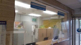 Mamparas y protectores faciales: los sanitarios reclaman más protección en los centros de salud