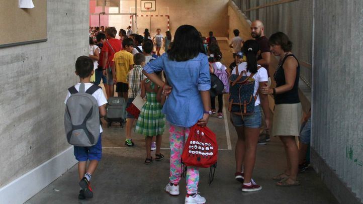 Alumnos entrando en el colegio público de primaria Isabel La Católica del barrio de Malasaña.