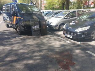 La policía requisa seis machetes, dinero y droga en dos pisos okupados en Tetuán