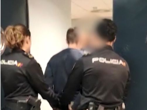 Agentes de Policía Nacional detienen a un hombre, en una foto de archivo.