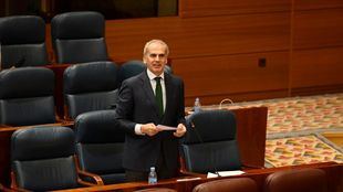 Ruiz Escudero se defiende en la Asamblea y tacha de "miserable" a Iglesias