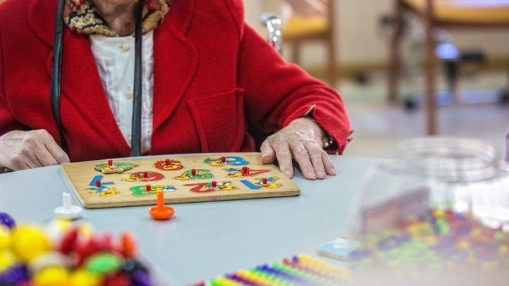 Madrid defiende la asistencia sanitaria a ancianos y revela que uno de cada dos ingresados tenía más de 70 años