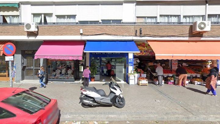 Administración de Loterías número 214 de Madrid, situada en el número 286 de la calle Camarena