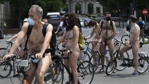 Los ciclistas se desnudan para protestar por la contaminación, el tráfico y los accidentes