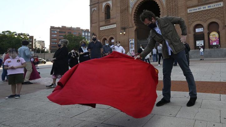 Iván Espinosa de los Monteros haciendo unos pases con un capote en la Plaza de las Ventas