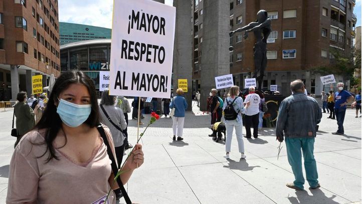 Concentración en memoria a los mayores fallecidos en las residencias