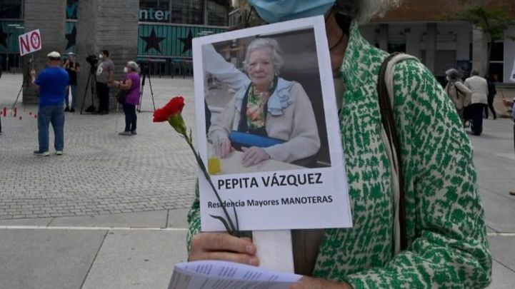 Concentración en memoria a los mayores fallecidos en las residencias