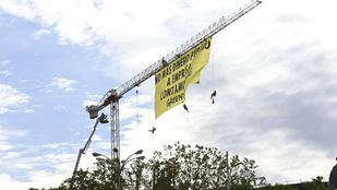 Greenpeace despliega una pancarta en contra de subvenciones a empresas contaminantes