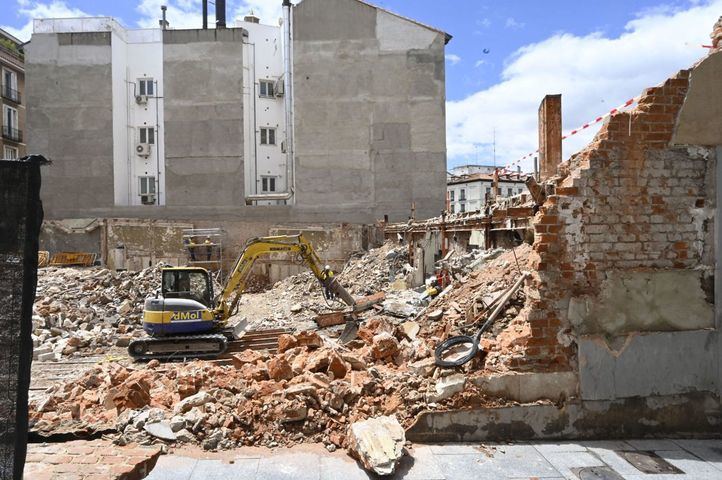 Demolición del Real Cinema, en la Plaza Isabel II.