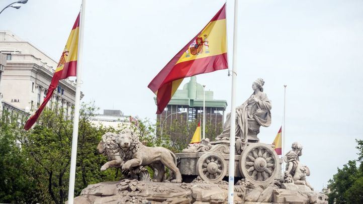 Banderas a media asta en recuerdo de las víctimas en Cibeles.