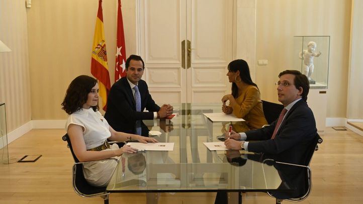 Reunión en la Real Casa de Correos de la presidenta de la Comunidad y el alcalde de Madrid junto al vicepresidente del Gobierno regional y la vicealcaldesa de la capital.