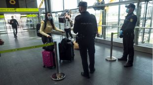 Observación visual y toma de temperatura a turistas en los aeropuertos