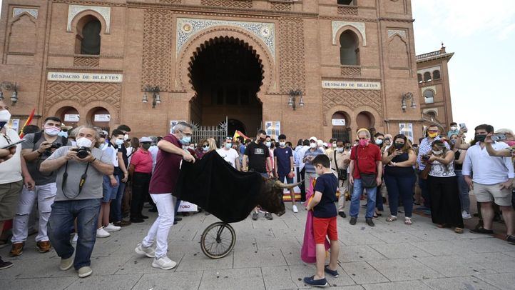 Los aficionados taurinos acuden a la concentración a las puertas de Las Ventas.