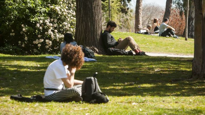 Los fuertes vientos aconsejan desalojar El Retiro y otros parques