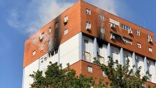 Intoxicada de gravedad una mujer en un incendio en Puente de Vallecas