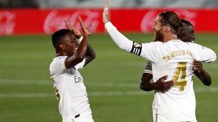 El Real Madrid hace pleno, 4 de 4, y sigue de líder con polémica