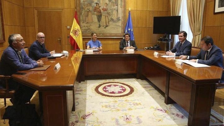 La ministra de Trabajo y Economía Social, Yolanda Díaz, junto con el ministro de Inclusión, Seguridad Social y Migraciones, José Luis Escrivá, y los agentes sociales.