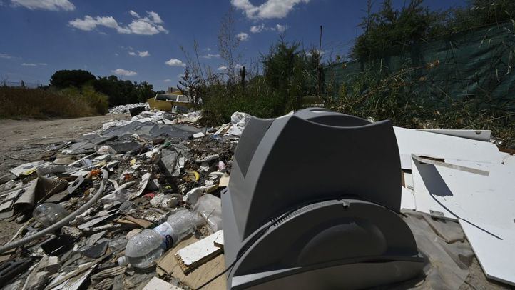 Encontrar desperdigados televisores, restos de muebles o escombros es algo habitual en la zona.