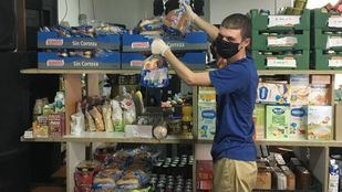 Los bancos de alimentos, mermados por la caída de donaciones y voluntarios