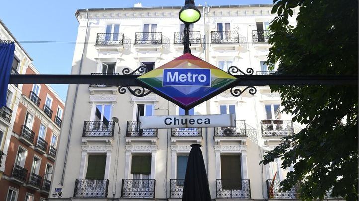 La estación de Metro de Chueca, con los colores arcoíris.