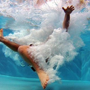 Casi la mitad de las piscinas comunitarias de la región se resiste a abrir este verano