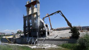Los cascotes del Calderón caen de nuevo al Manzanares