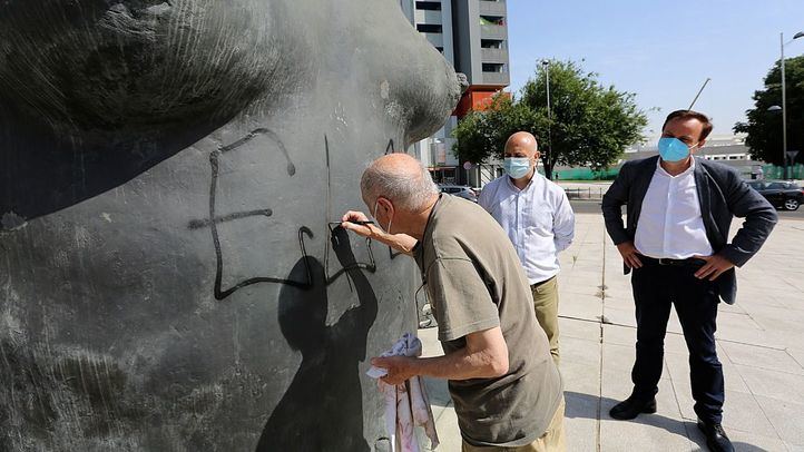 El artista Antonio López repara su escultura 'La mujer de Coslada', vandalizada la semana pasada