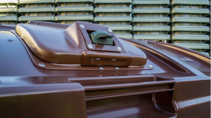 Contenedor marrón en el que se depositan la materia orgánica