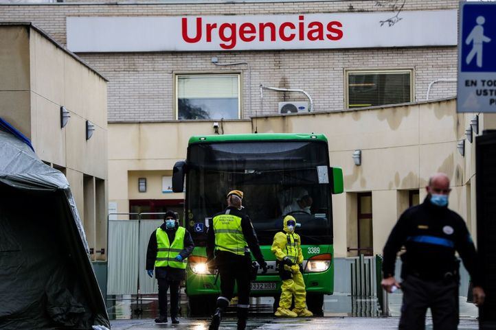 Traslado de pacientes contagiados con coronavirus de las Urgencias del Hospital Gregorio Marañón al Hospital de Campaña de Ifema. (Imagen de archivo).